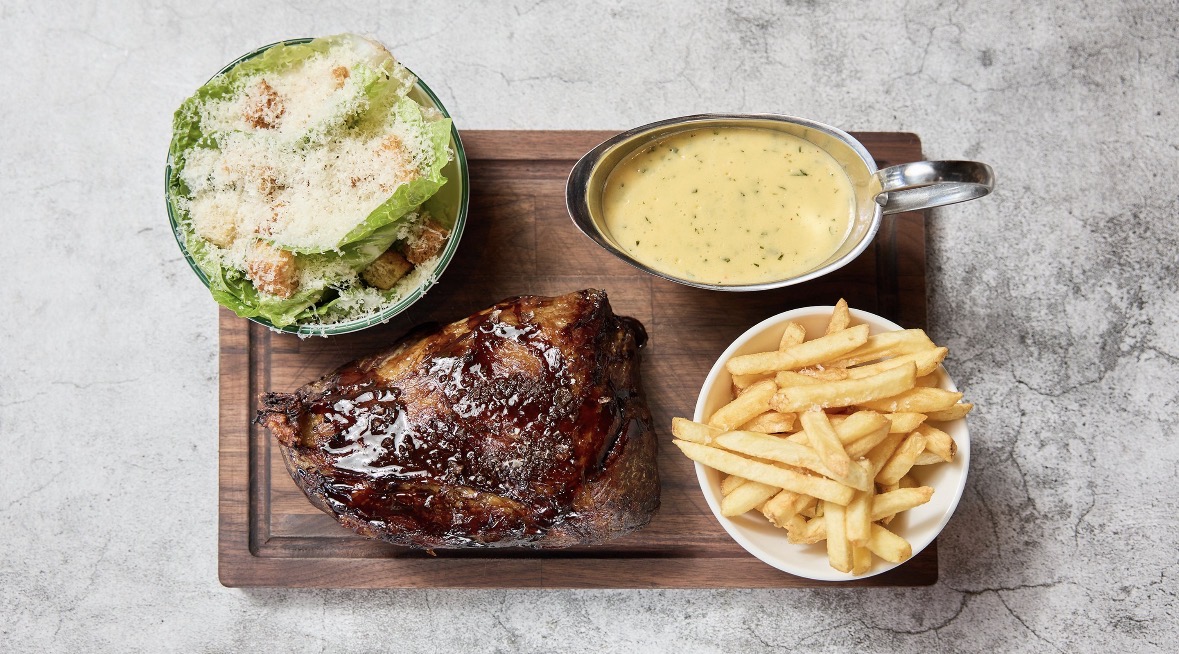 Nytårsmenu: grillet oksecuvette, sprøde pommes, sauce bearnaise og frisk cæsarsalat